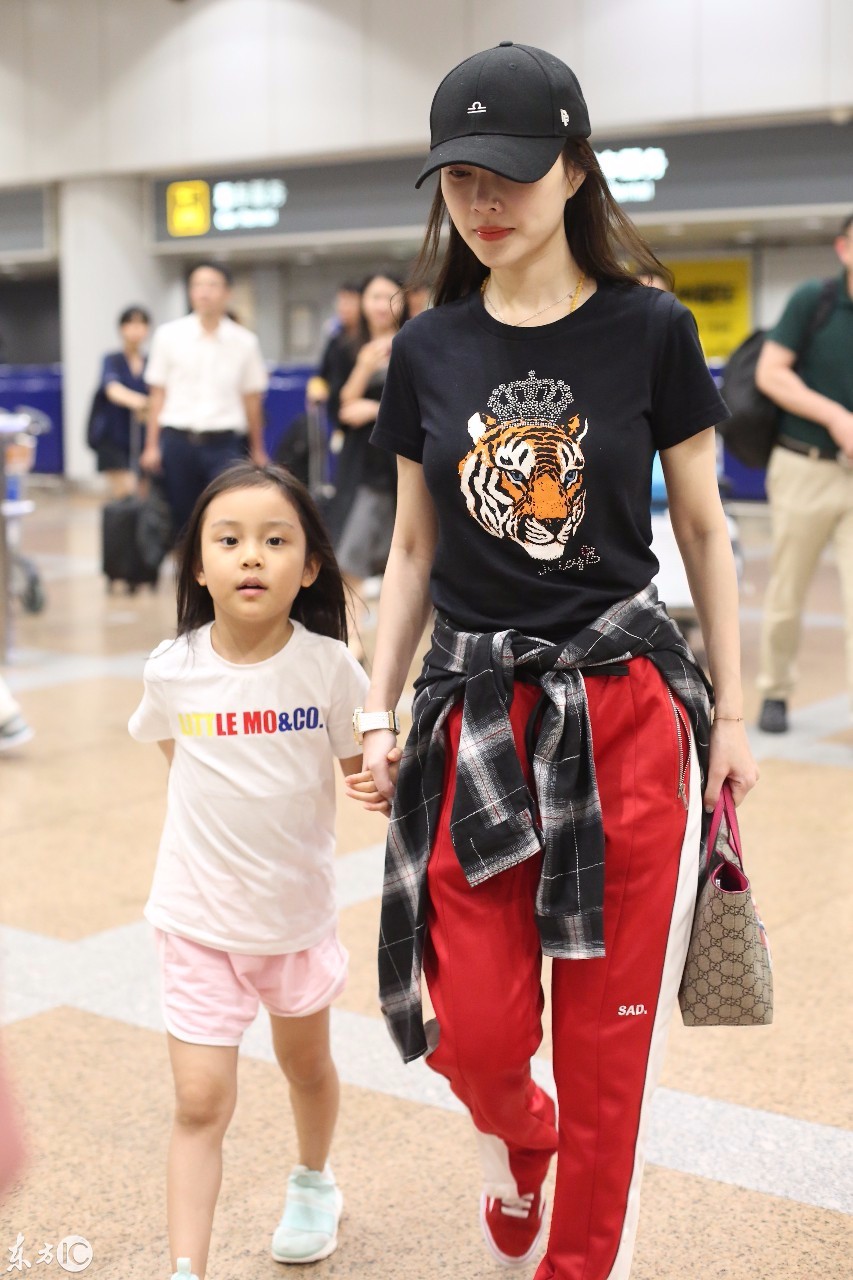 李小璐携带甜馨现身机场,妈妈李小璐潮范十足,女儿甜馨长发飘飘_新浪