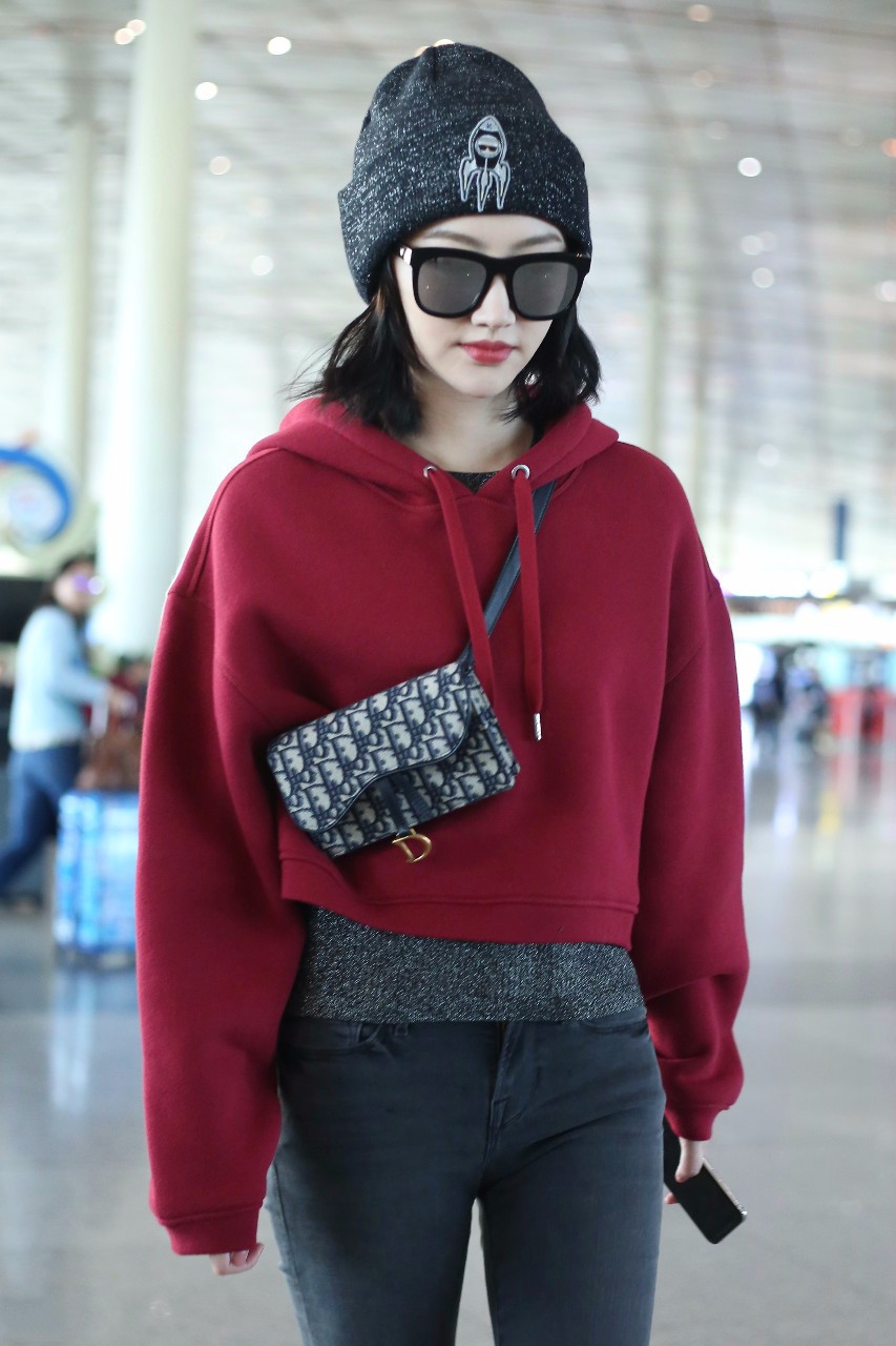 景甜穿红色卫衣搭配黑色牛仔裤现身机场,皮肤白皙戴黑色墨镜好酷