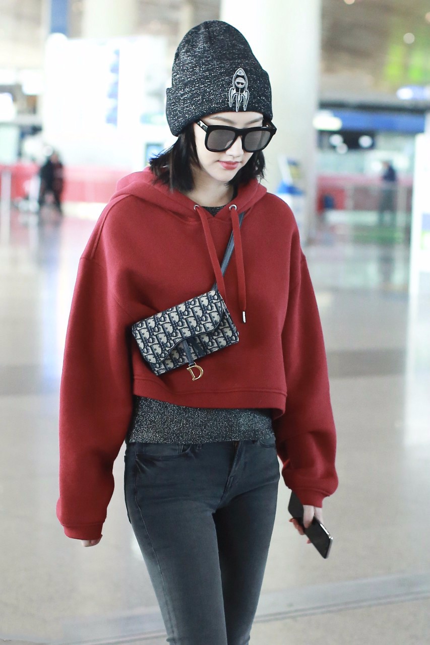 景甜穿红色卫衣搭配黑色牛仔裤现身机场,皮肤白皙戴黑色墨镜好酷
