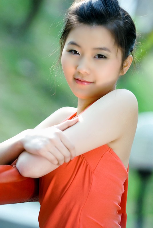 外拍夏日公园美景下的开心女孩