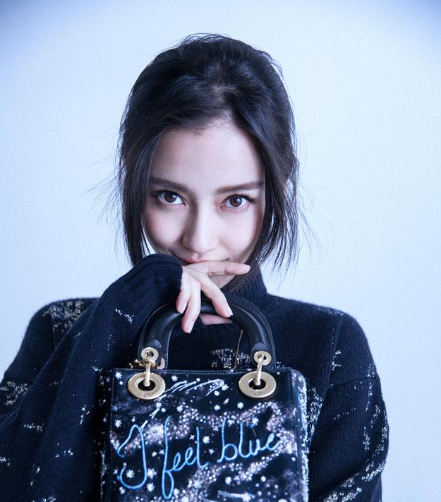 angelabay最新写真曝光 挽发长裙尽显精致优雅!