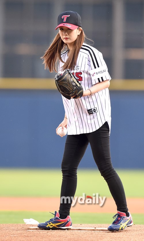 韩国女团a-pink成员尹普美任棒球比赛开球嘉宾