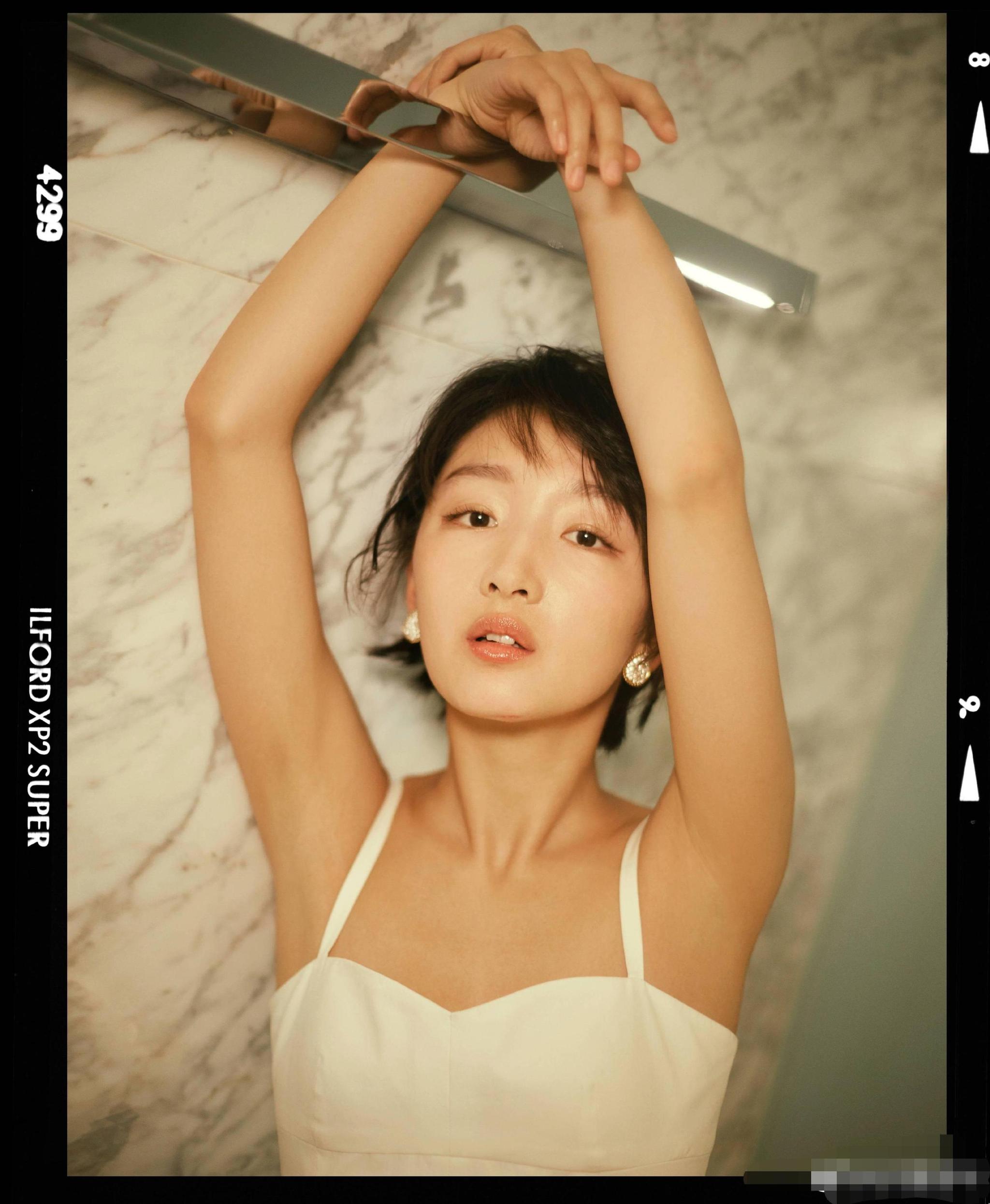 被称五五身材的周冬雨这次超性感,一袭白色吊带裙,锁骨美背同露