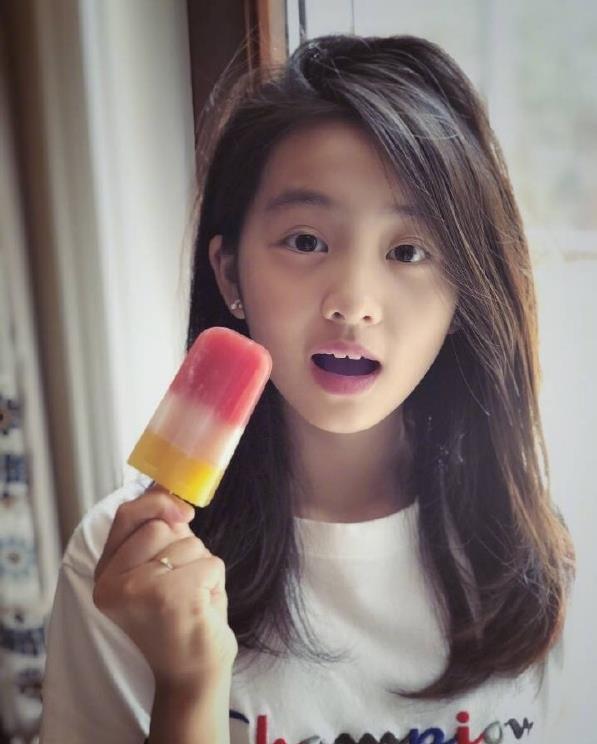 黄磊女儿多多黄忆慈小女孩这样打扮真的合适吗