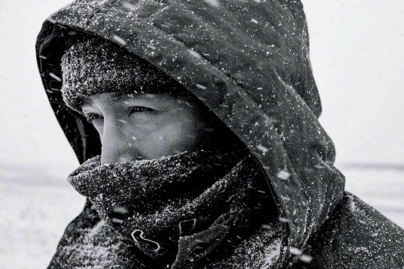 胡歌在冰天雪地里做公益,顶风冒雪,连胡子眉毛都结霜了