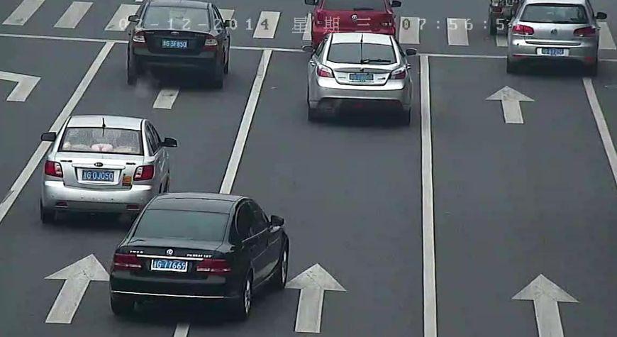 前车出毛病,后车实线变道算不算违章?交警:再说最后一次