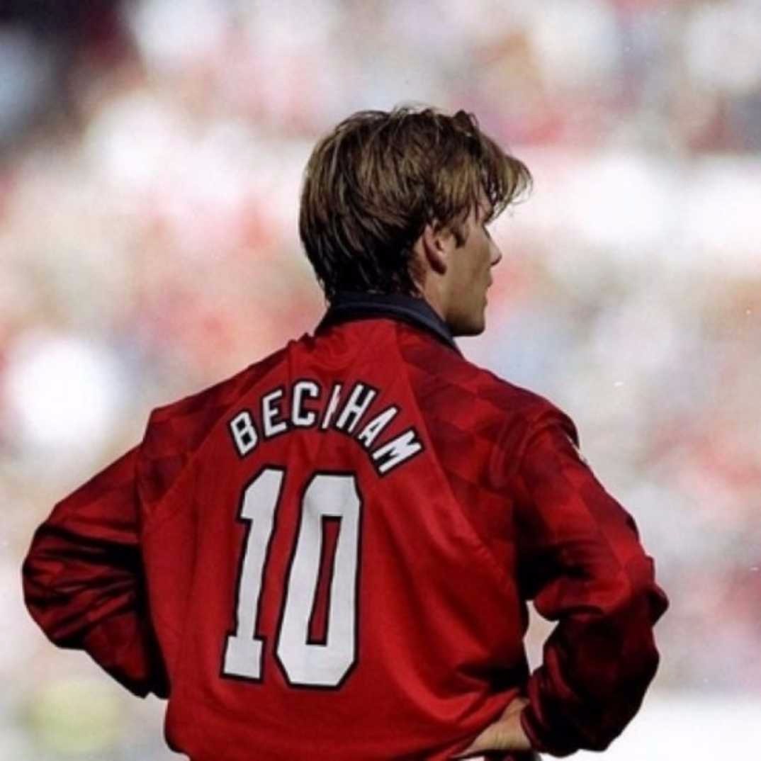 1996-97赛季,大卫·贝克汉姆曾身披曼联10号1995-96赛季,曼联的10号
