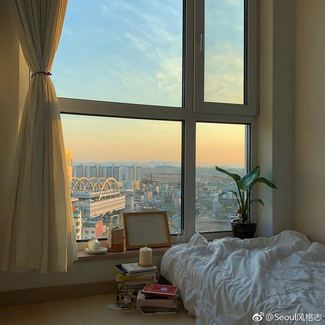 拥有一扇大大的窗户,白天可以让阳光洒进来,晚上可以观夜景