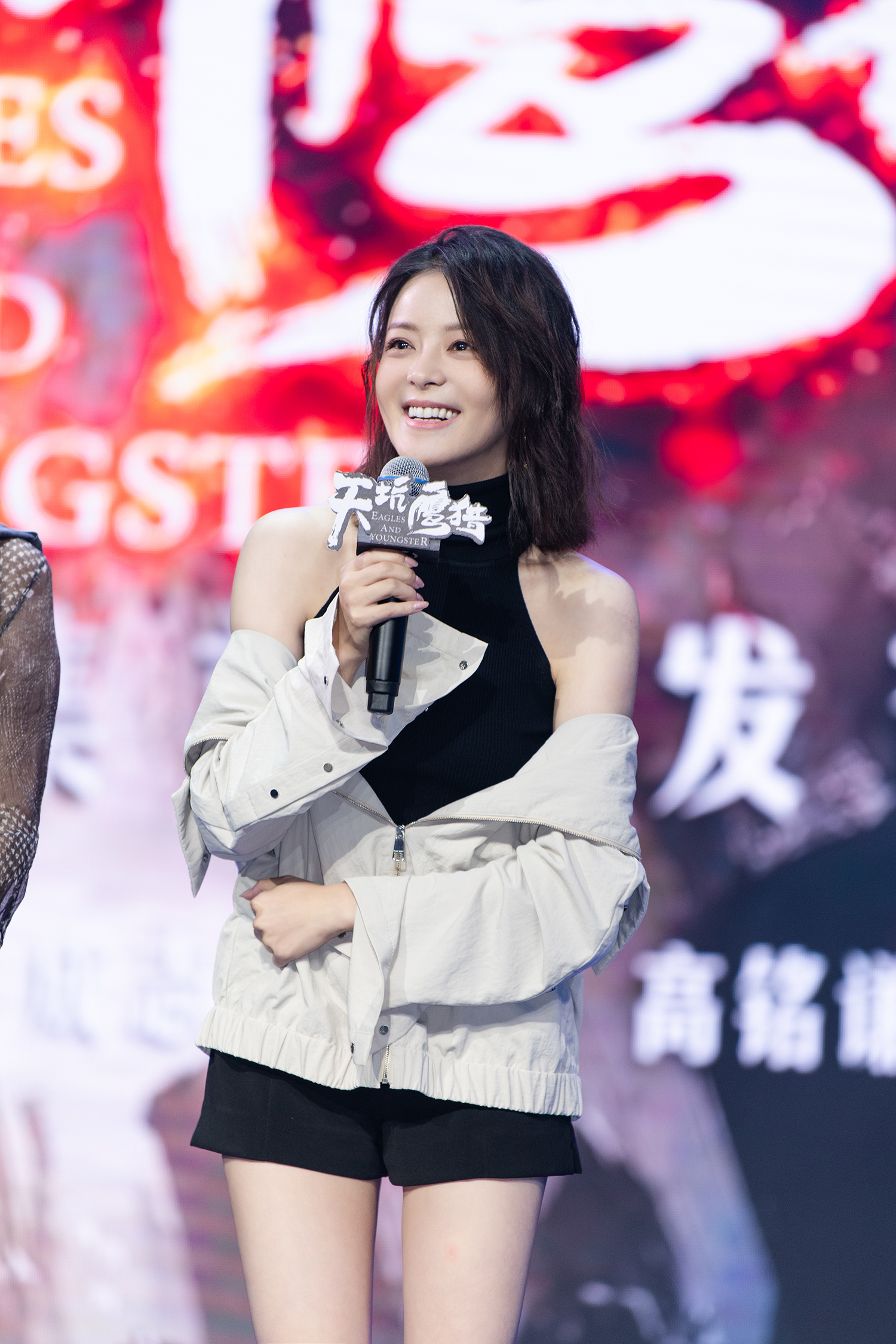 作为中"亦正亦邪"的@王玥兮r ,一袭时尚装扮出席