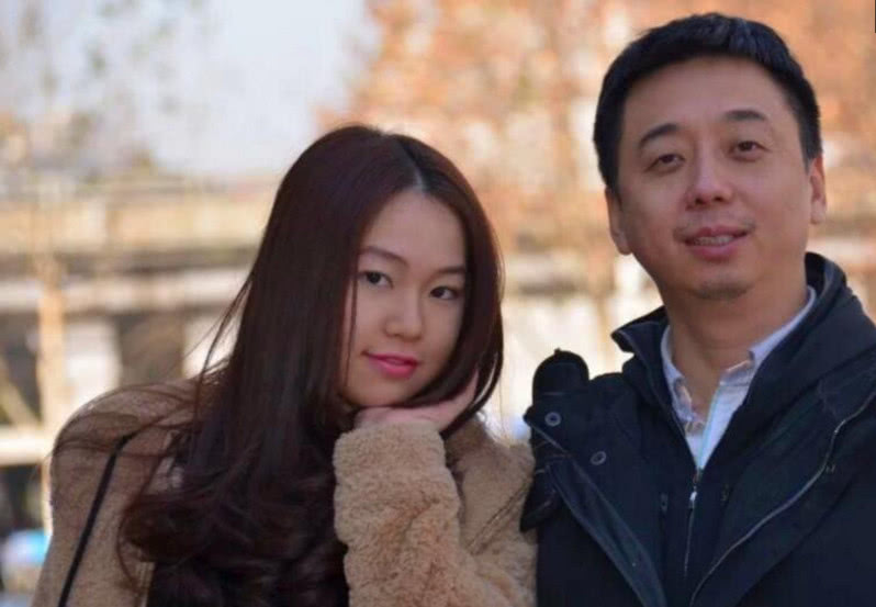 一对中国父女18年来的变化女儿长成大美女父亲却已不在年轻