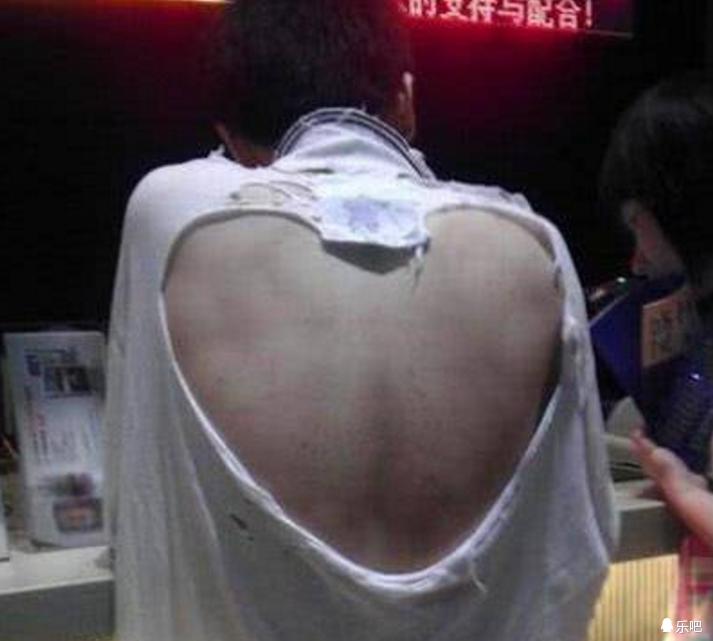 哥们这衣服后背撕了这么一个有爱的形状,是在向谁告白呢