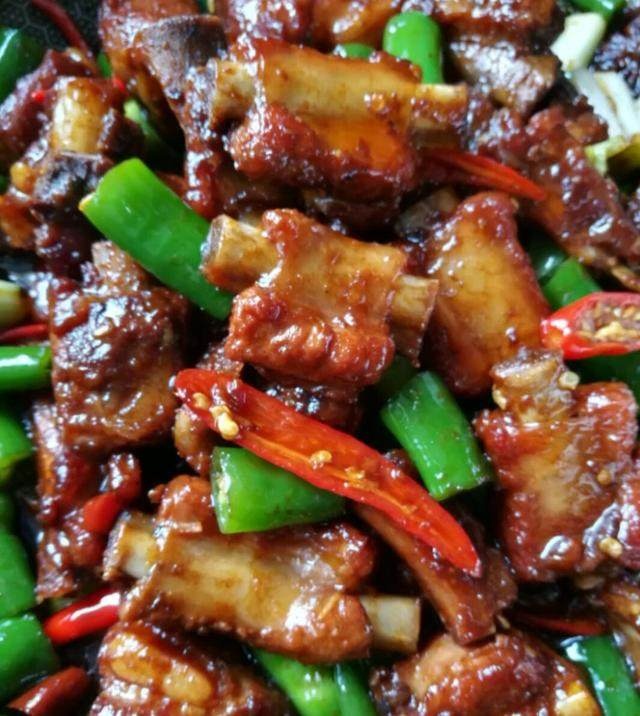 辣炒排骨备料:排骨,青辣椒,尖辣椒,酱油,干辣椒,蒜,姜,花椒,白芷,八角