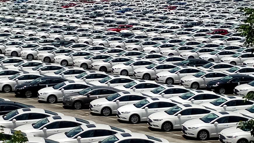 福特停车场几千台车蓄势待发,是太畅销还是卖不动?-新浪汽车