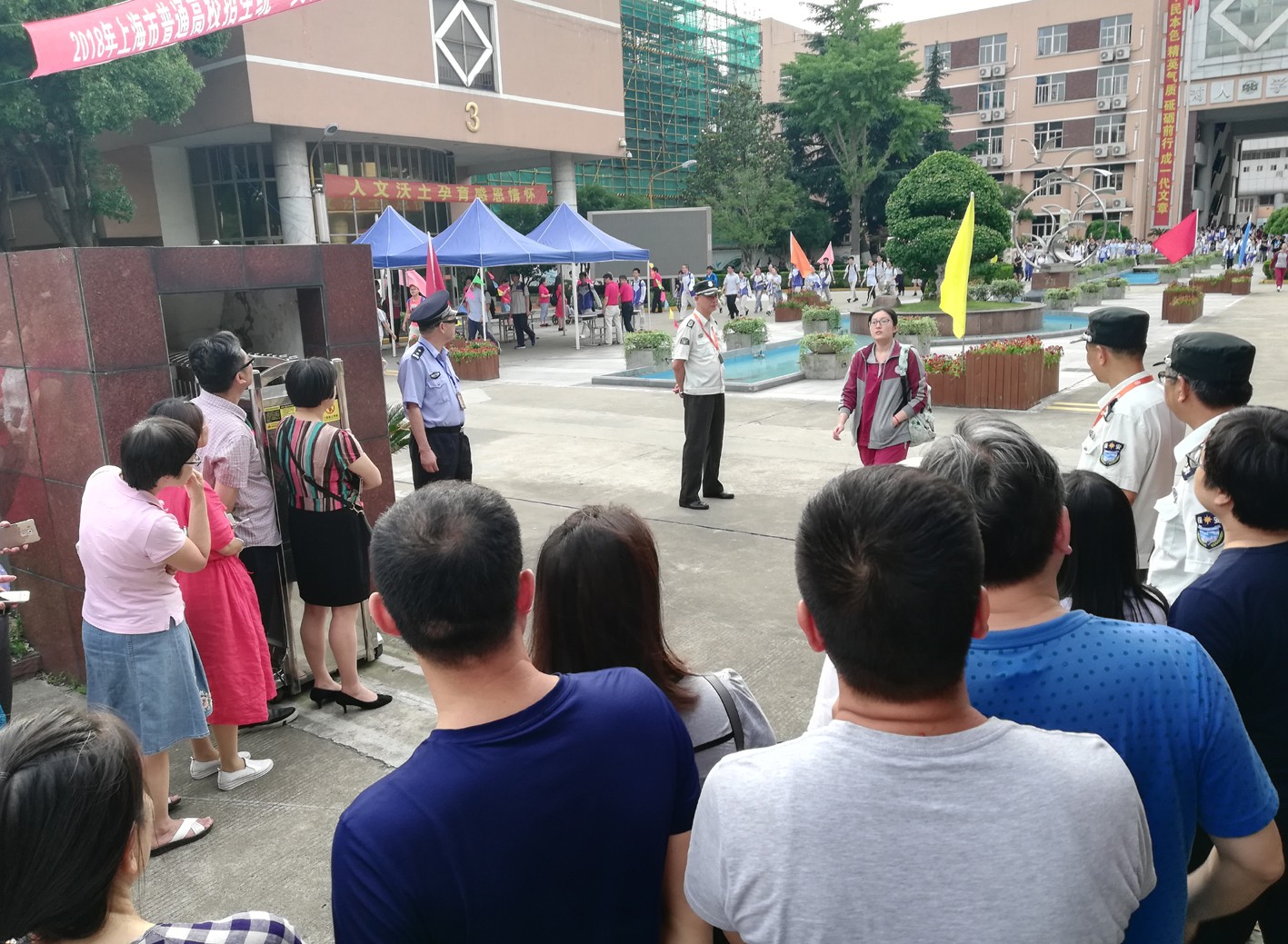 2018年上海高考首日结束 众多家长提前到考场迎接孩子