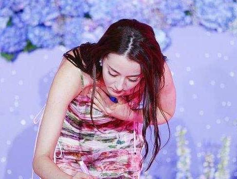 热巴弯腰捂胸防走光, 两只手都忙不过来, 网友: 你还是别捂了
