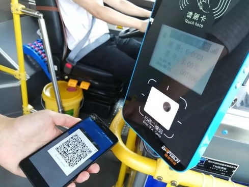 进入app首页后,点击"乘车二维码"生成随机二维码,将二维码对准车载