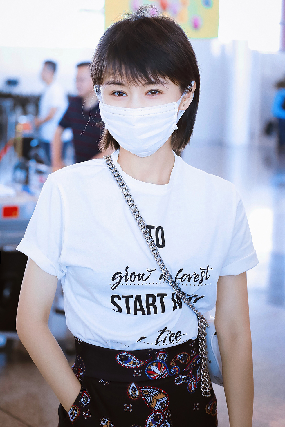 简约清新风奔赴剧组拍摄新戏,王子文现身机场 .