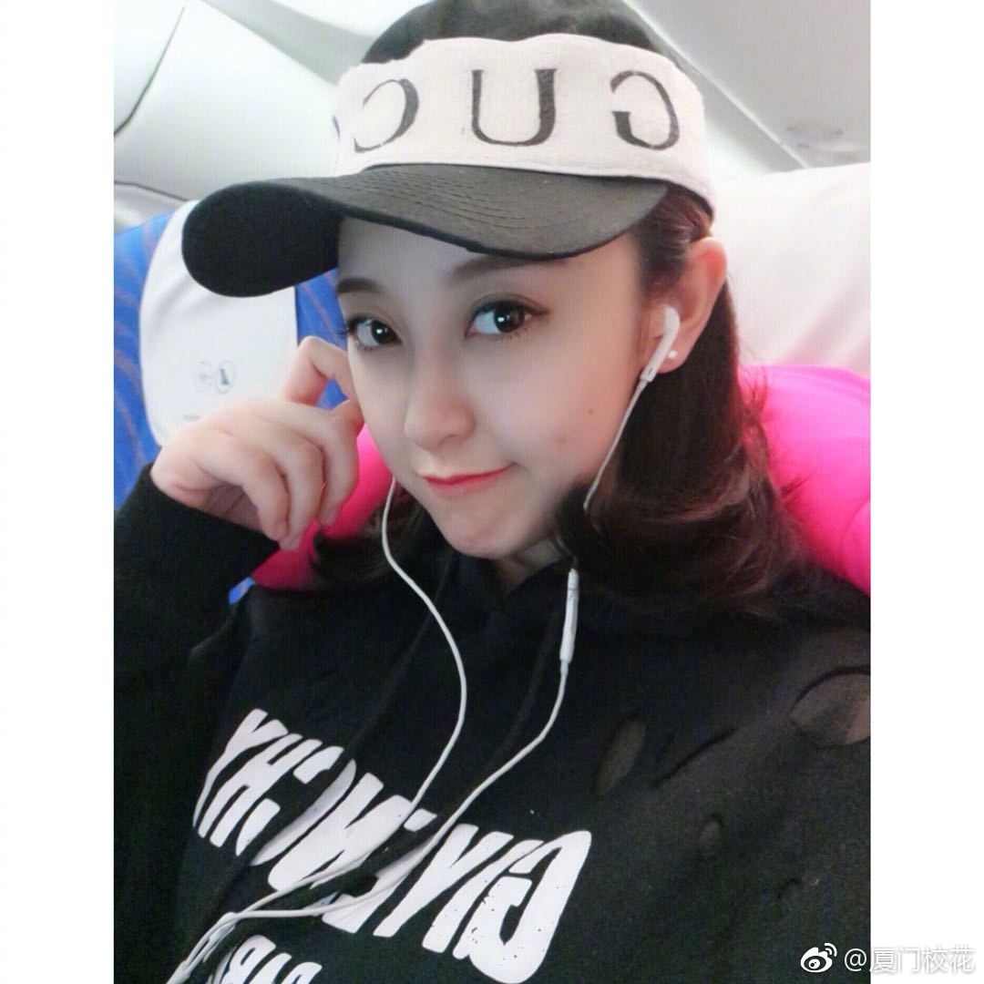 她叫李瑾轩, 95年,就读于中国民航飞行学院,身高165cm