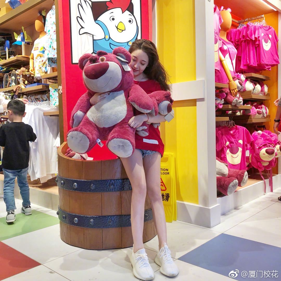 她叫李瑾轩, 95年,就读于中国民航飞行学院,身高165cm