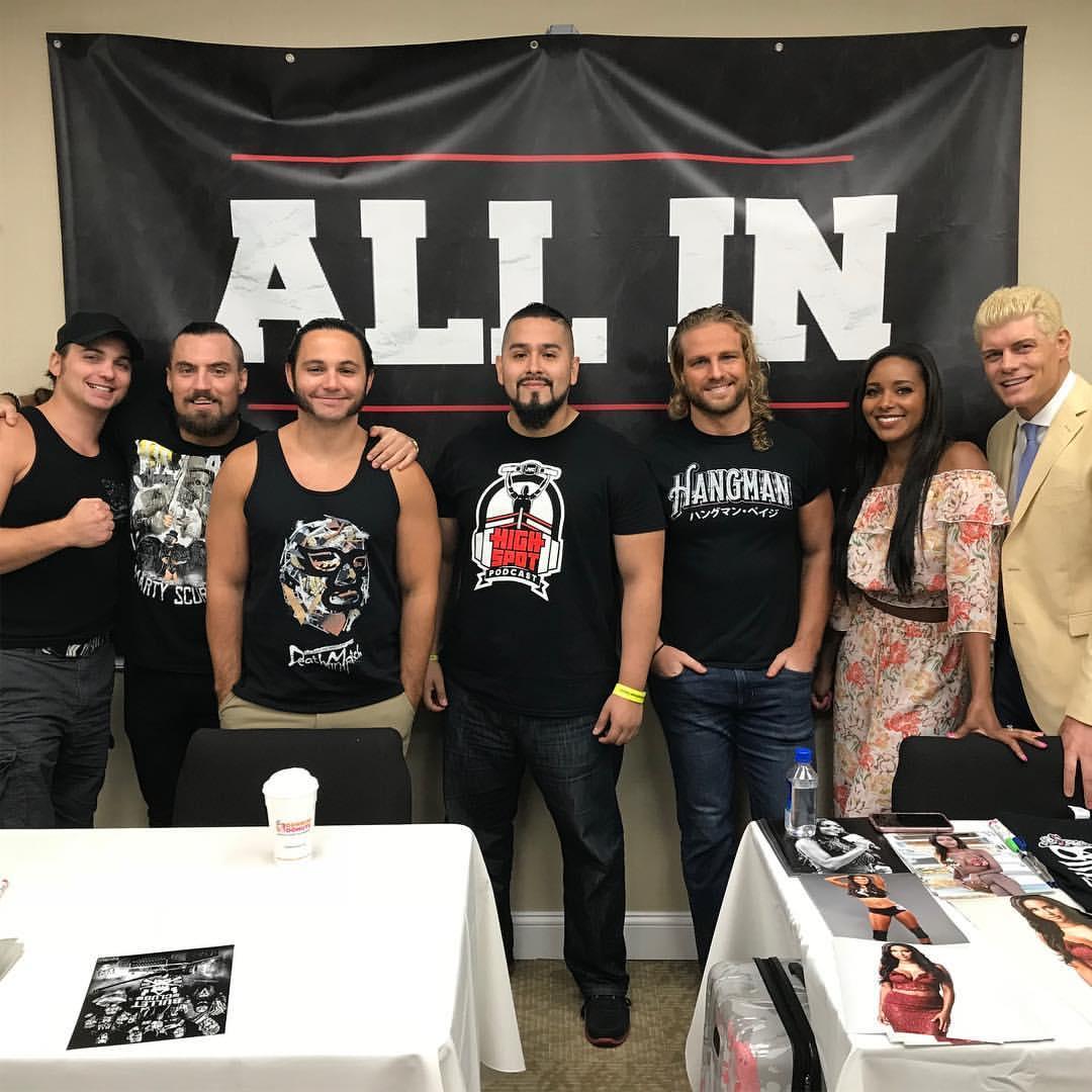 前wwe巨星cm朋克之名在粉丝会上被提到