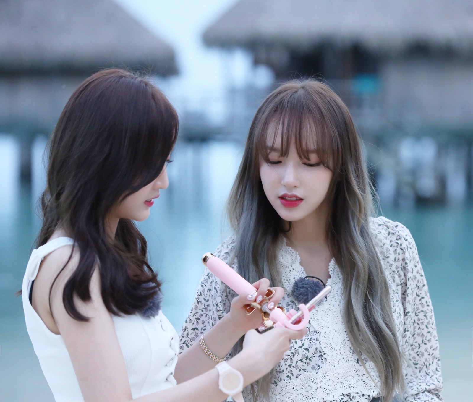 《闺旅》程潇下海与鲨鱼互动 宣仪笑裂秒变表情包