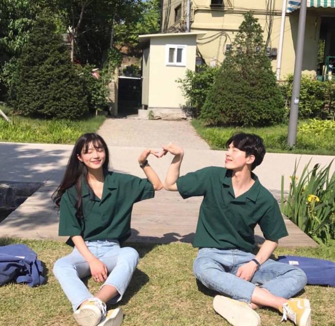 情侣拍照姿势了解一下搭配也可以get哦