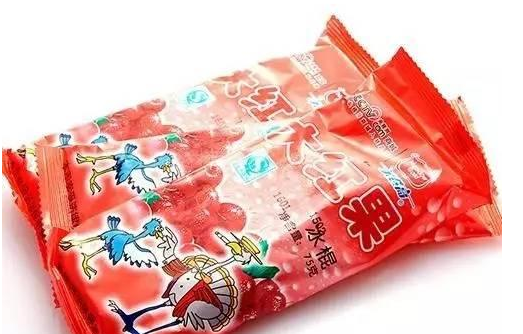 山楂味的果冰,酸酸甜甜的很解渴.据说现在还能买到,妥妥的常青款.