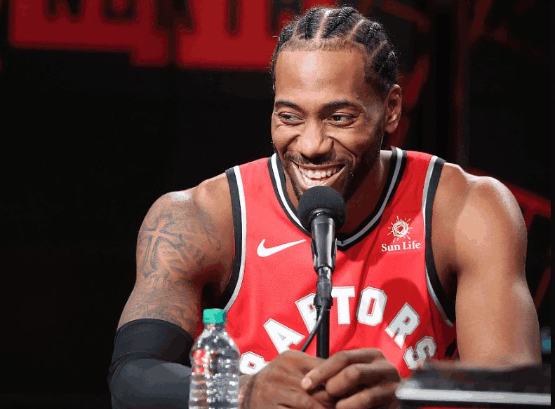 伦纳德笑了,谈及马刺用了四个字!