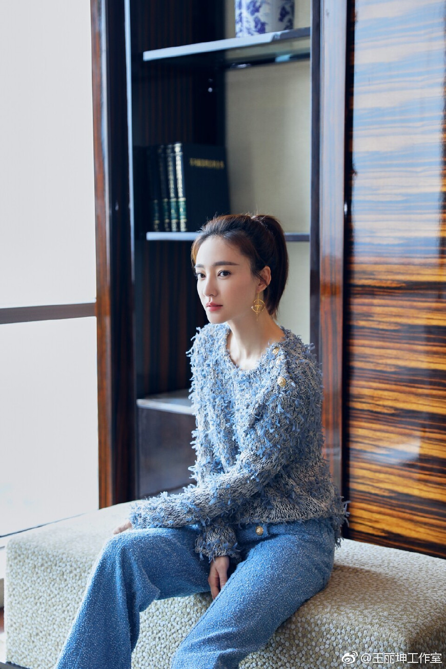 33岁王丽坤真会穿牛仔衣皮裙美回18岁网友不愧是素颜女神