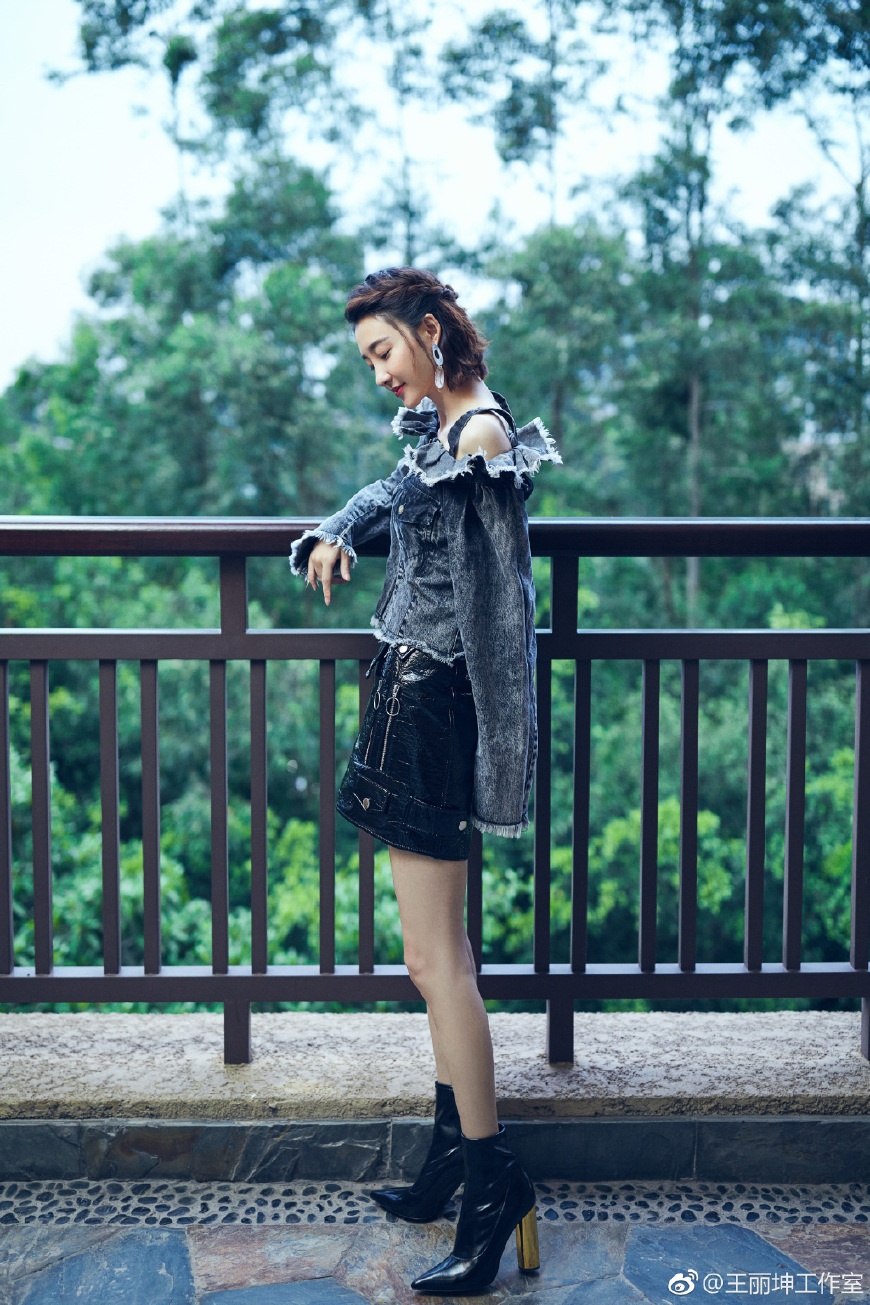 33岁王丽坤真会穿牛仔衣皮裙美回18岁网友不愧是素颜女神