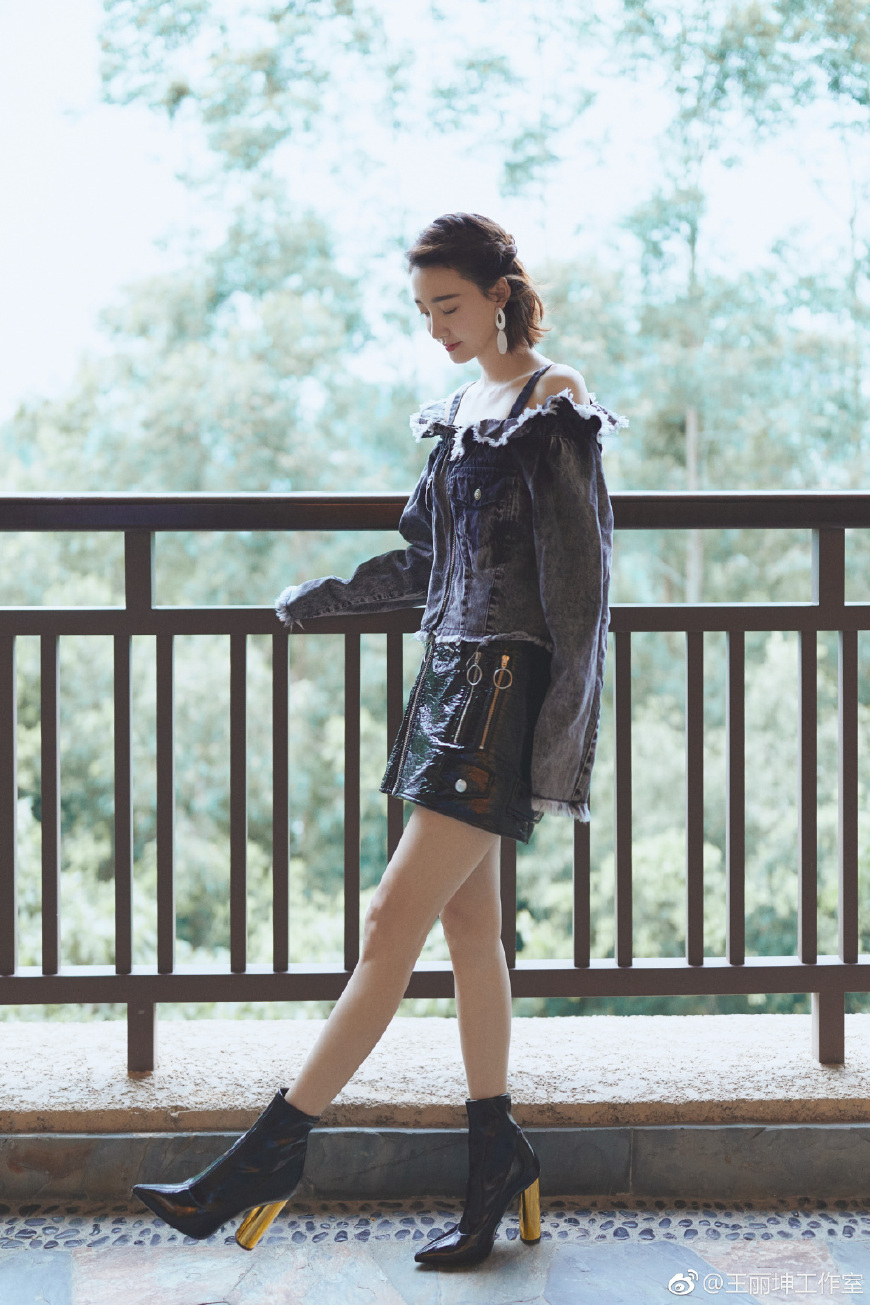 33岁王丽坤真会穿牛仔衣皮裙美回18岁网友不愧是素颜女神