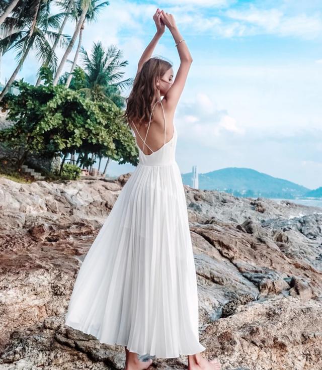 转身解锁性感露背裙撩人心脾