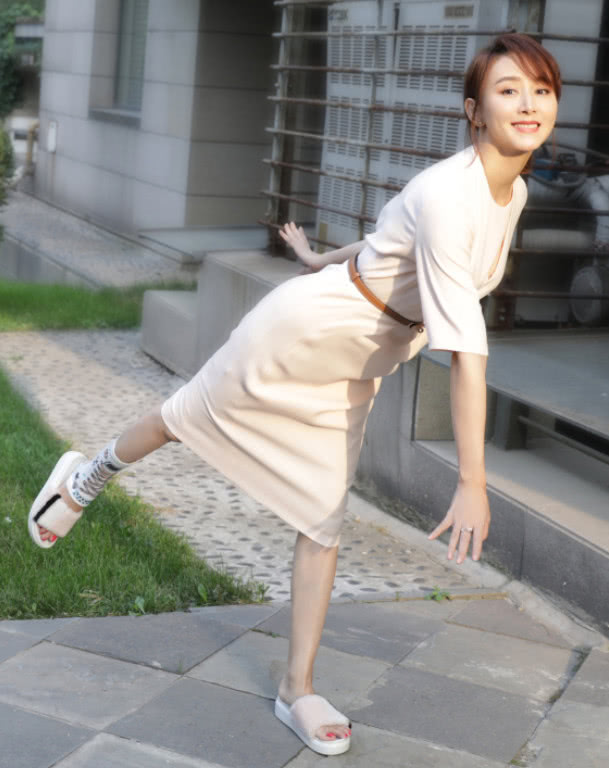 40岁的胡静放飞自我凹造型,半只袜子配拖鞋,比"高小琴"还皮