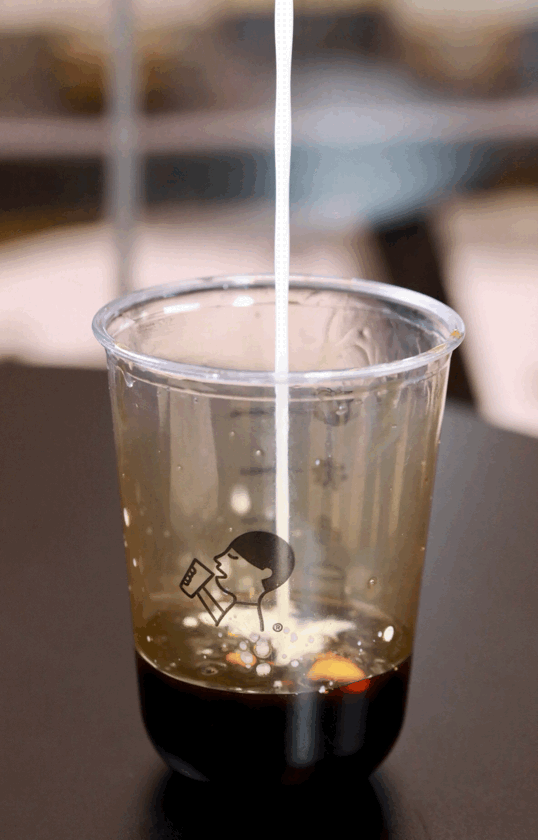 倒入鲜奶火烤布蕾黑糖波波遇上纯鲜奶后,撞击出无比诱人的挂杯"虎纹"