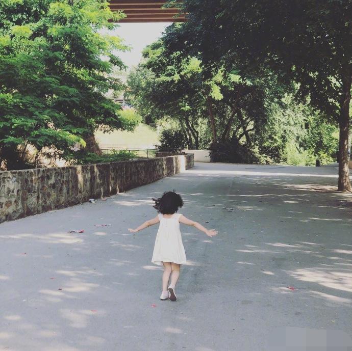 梁咏琪晒女儿背影照处处透着纯真,年仅三岁的sofia已有了大长腿