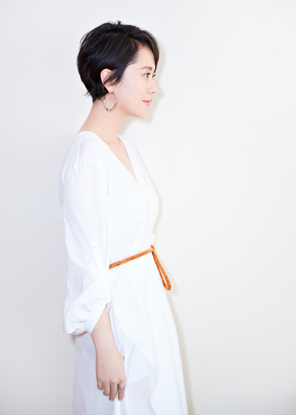 这种颜色的衬衫也能穿,网友:皮肤白就是任性