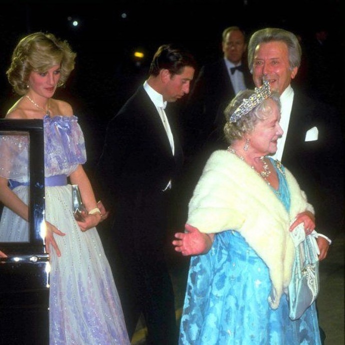 戴安娜分别在1981和1984年穿过的"睡美人"礼服