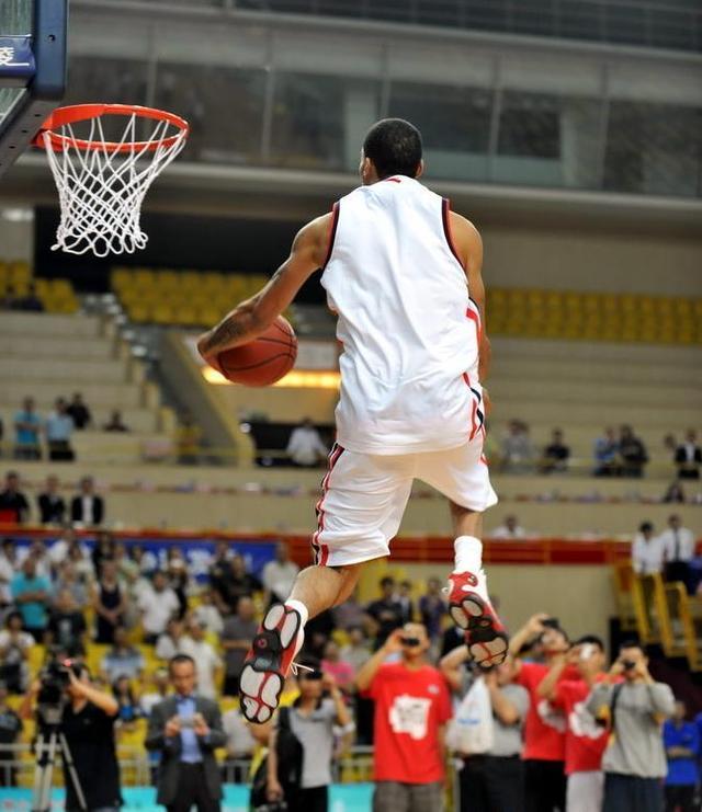 17米 不平框都不好意思扣篮 nba里没人比得过他