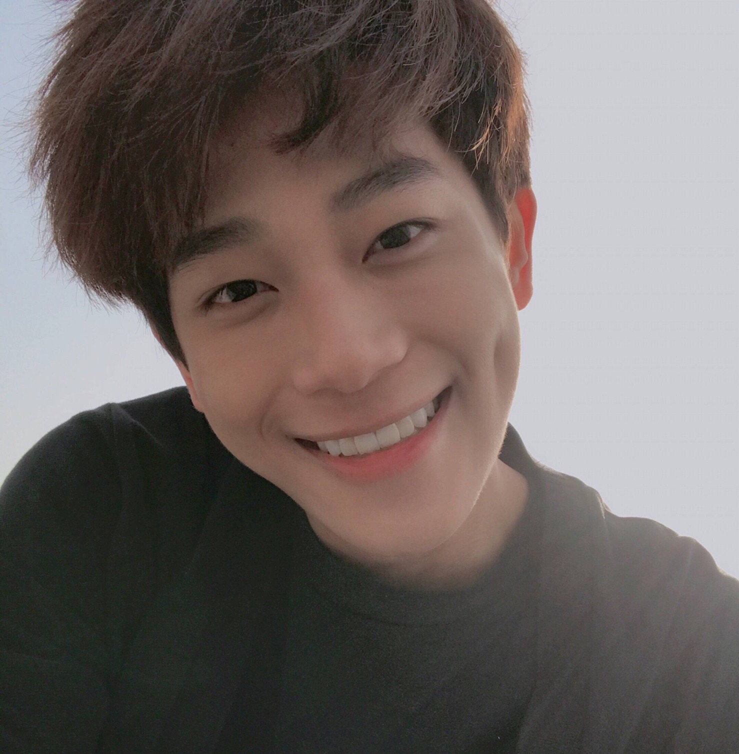 笑起来超甜的干净男孩 感觉他的笑容能治愈一切呢