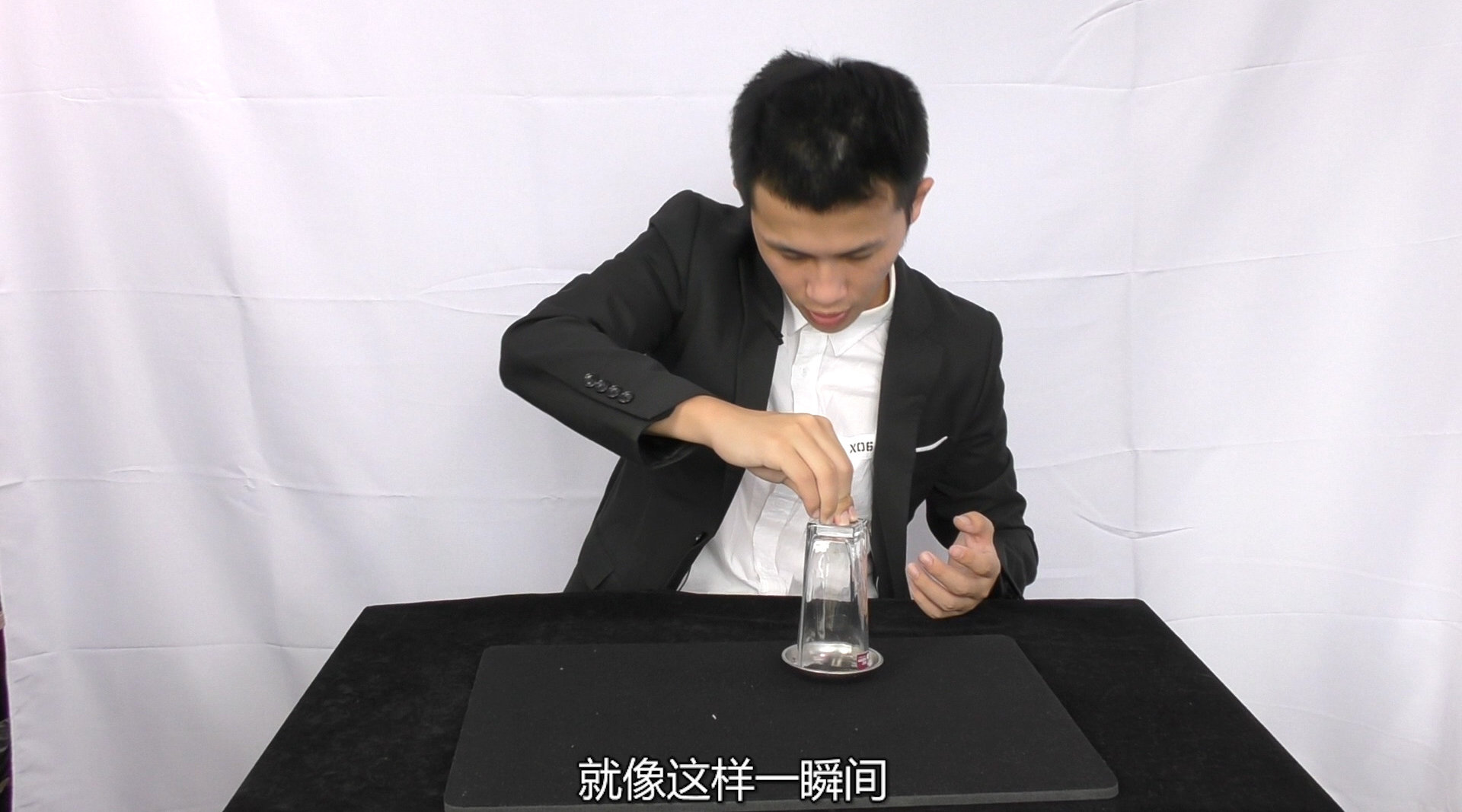 魔术揭秘,硬币穿入杯子,原来这么简单