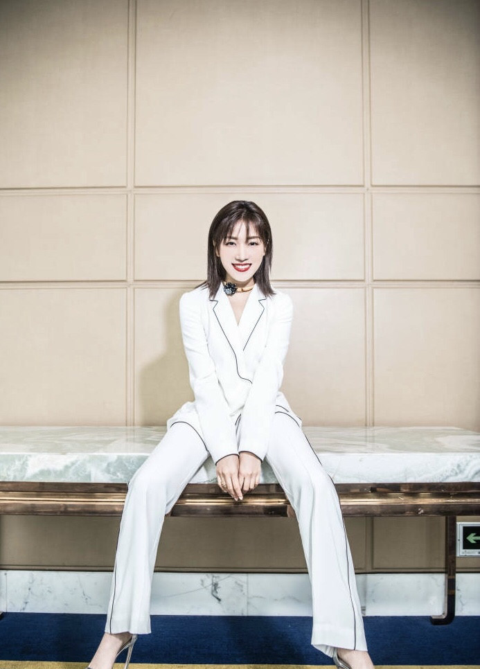 菅纫姿写真大片,白色套装,触肩短发,干净利落