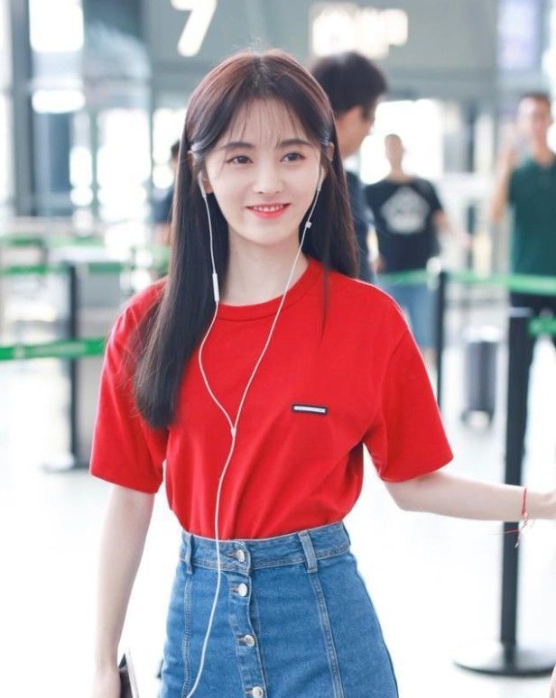 鞠婧祎现身机场,红t 短裙尽显青春活力,说她60斤我都信!