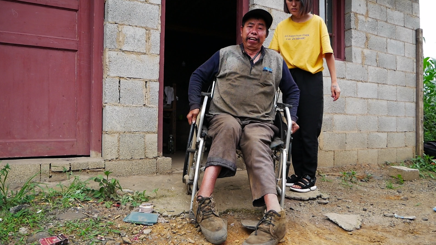 云南农村一孤独老人,小时挖煤导致下半身瘫痪,出进门都需人帮忙