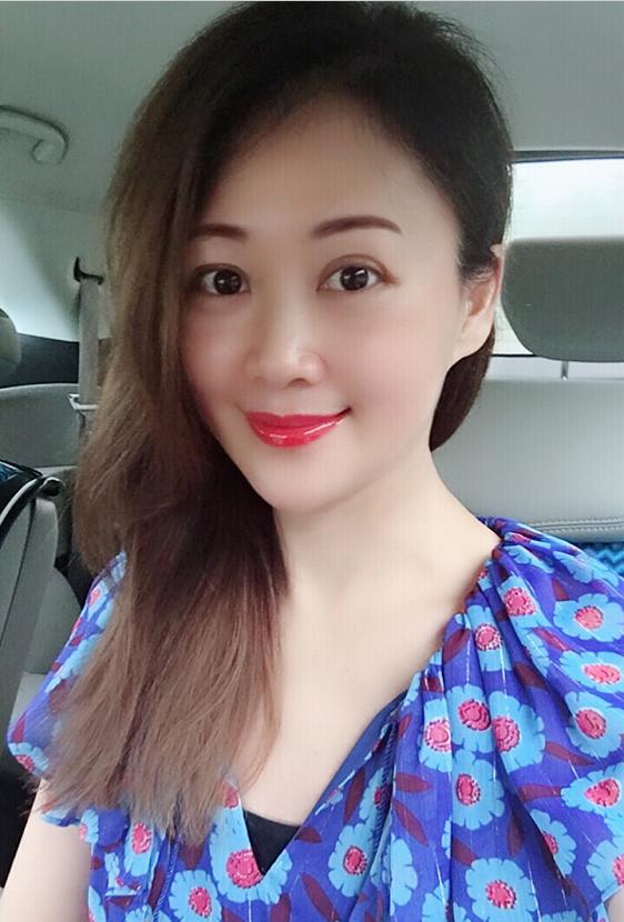 49岁梁小冰一家近照,结婚生子低调隐退18年,现时光荏苒认不出