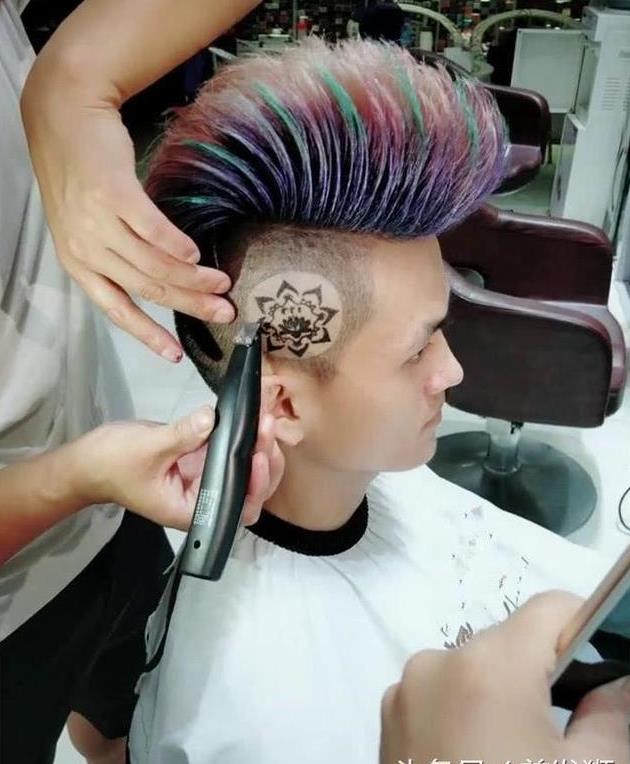 小伙子做了鸡冠头的发型,回头率百分百,网友:这是一个扫把头