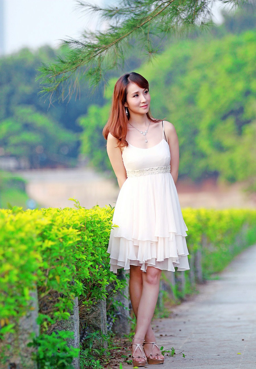 初夏里一个走在公园美景下的裙装女子|公园|女子|人像摄影_新浪新闻