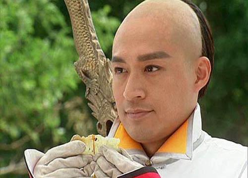 经典的角色,比如说《倚天屠龙记》里的张无忌,《孝庄秘史》里的多尔滚