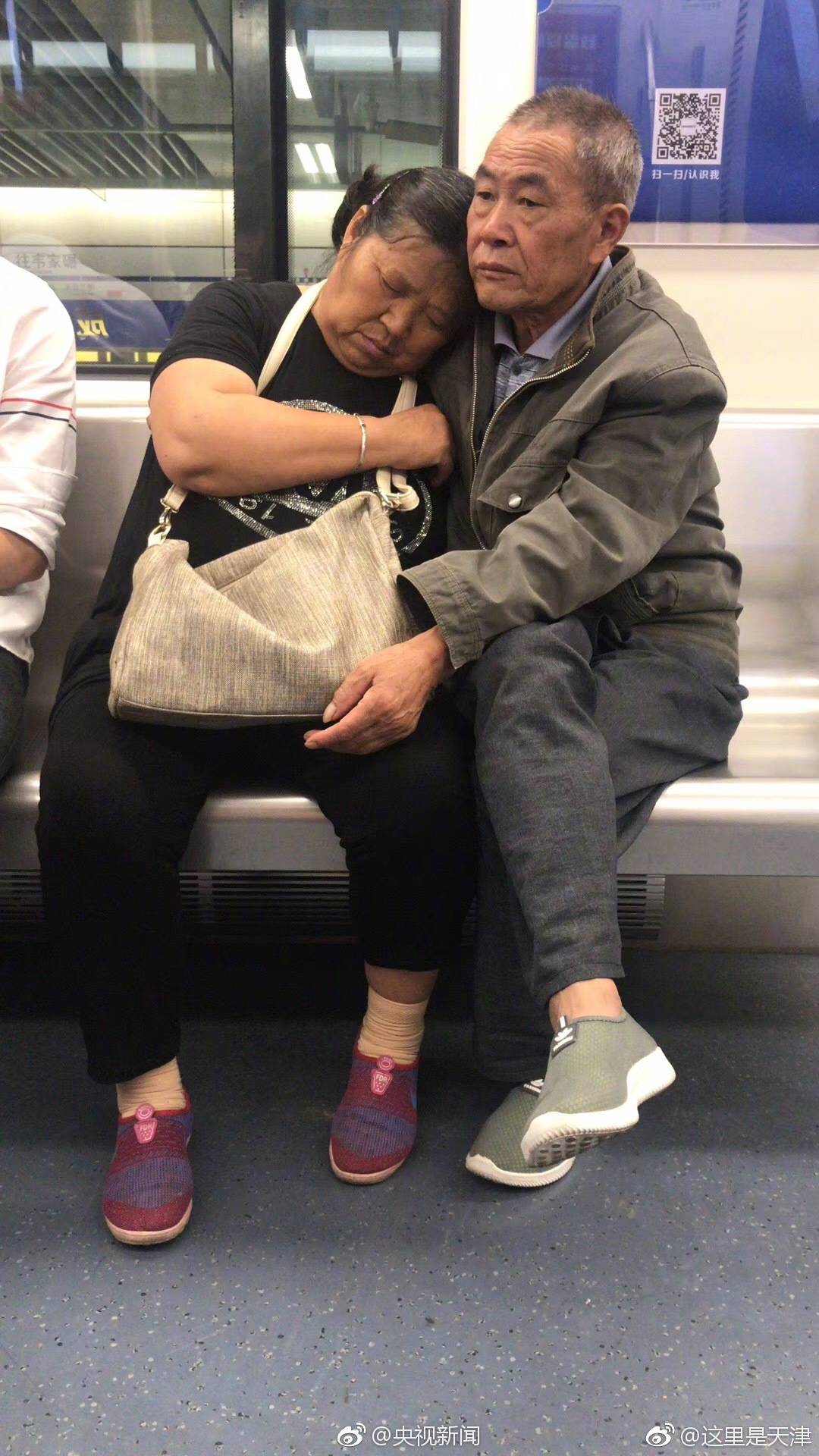 有网友说,我不羡慕街头热吻的情侣