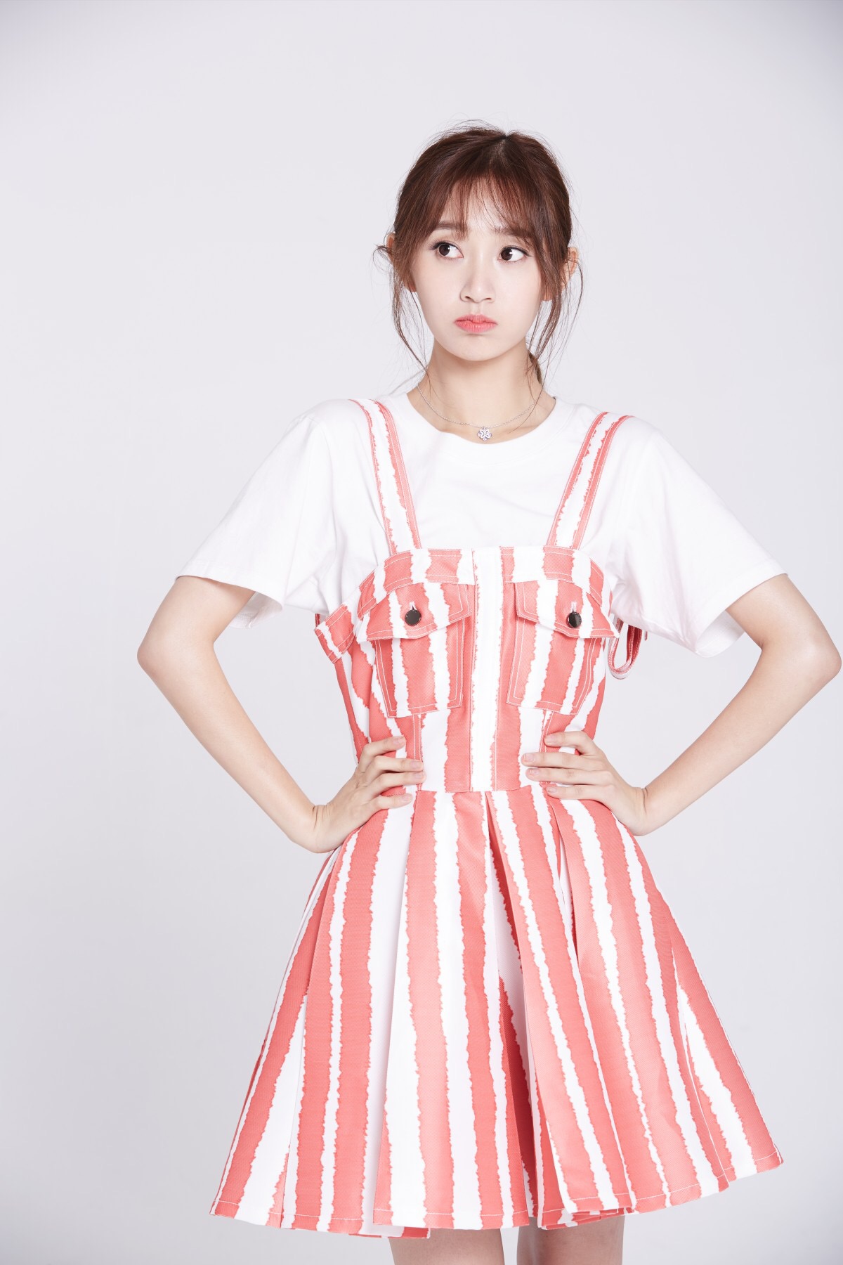 新生代演员 初夏写真,淡雅的妆容和齐肩的短发,少女气息扑面而来