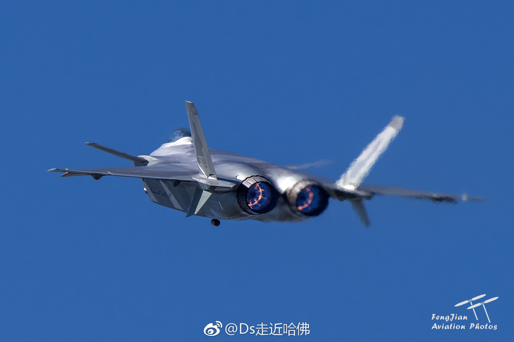 实在不知道该怎么给这组照片配文字了,威武的歼20!威武的猛龙